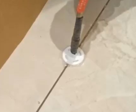 嫩江瓷砖空鼓维修公司专业解答瓷砖在铺贴过程中，如果没有涂抹均匀到位的粘结材料（如水泥砂浆或瓷砖胶），可能会导致以下问题