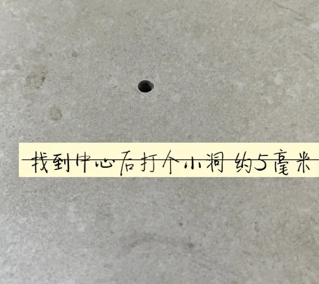 嫩江瓷砖空鼓维修公司专业解答在瓷砖铺贴过程中，如果砂料搅拌不均匀，将会带来以下问题