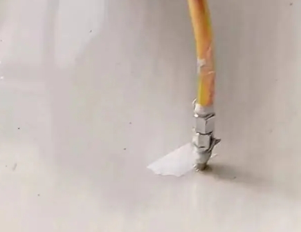 嫩江瓷砖空鼓维修公司专业解答在瓷砖铺贴过程中，如果使用的砂料过粗（如全部使用了粗砂），可能会导致以下问题